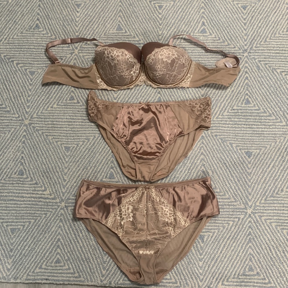 Cacique Bra and two pairs of panties